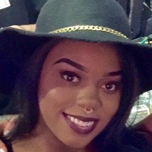 Meet your Posher, Elecia